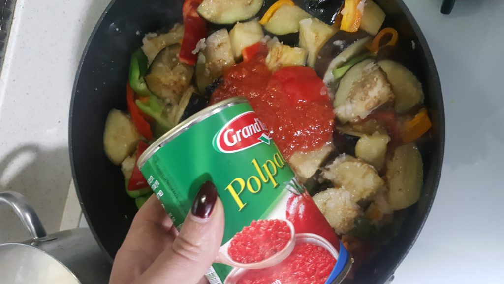 כדורי בשר ברוטב עגבניות וחצילים